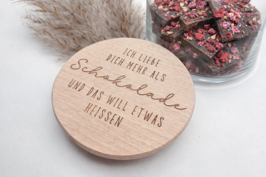 geschenkglas holzdeckel, geschenk valentinstag, romantisches geschenk, geschenk für partner, geschenk für freundin, geschenk für freund, liebevolles geschenk mit spruch, graviertes glas, schokoladen geschenk glas, jahrestag geschenk idee, nachhaltiges geschenk, dekoratives glas, scandi geschenk, geschenk für herzensmenschen, personalisierte geschenkidee ohne süßigkeiten