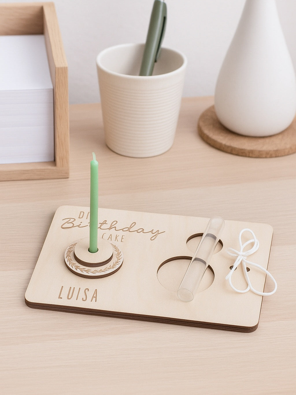 „DIY Geburtstagskuchen aus Holz mit Kerze und Reagenzglas – personalisierte Geburtstagskarte als Mini Geschenk“