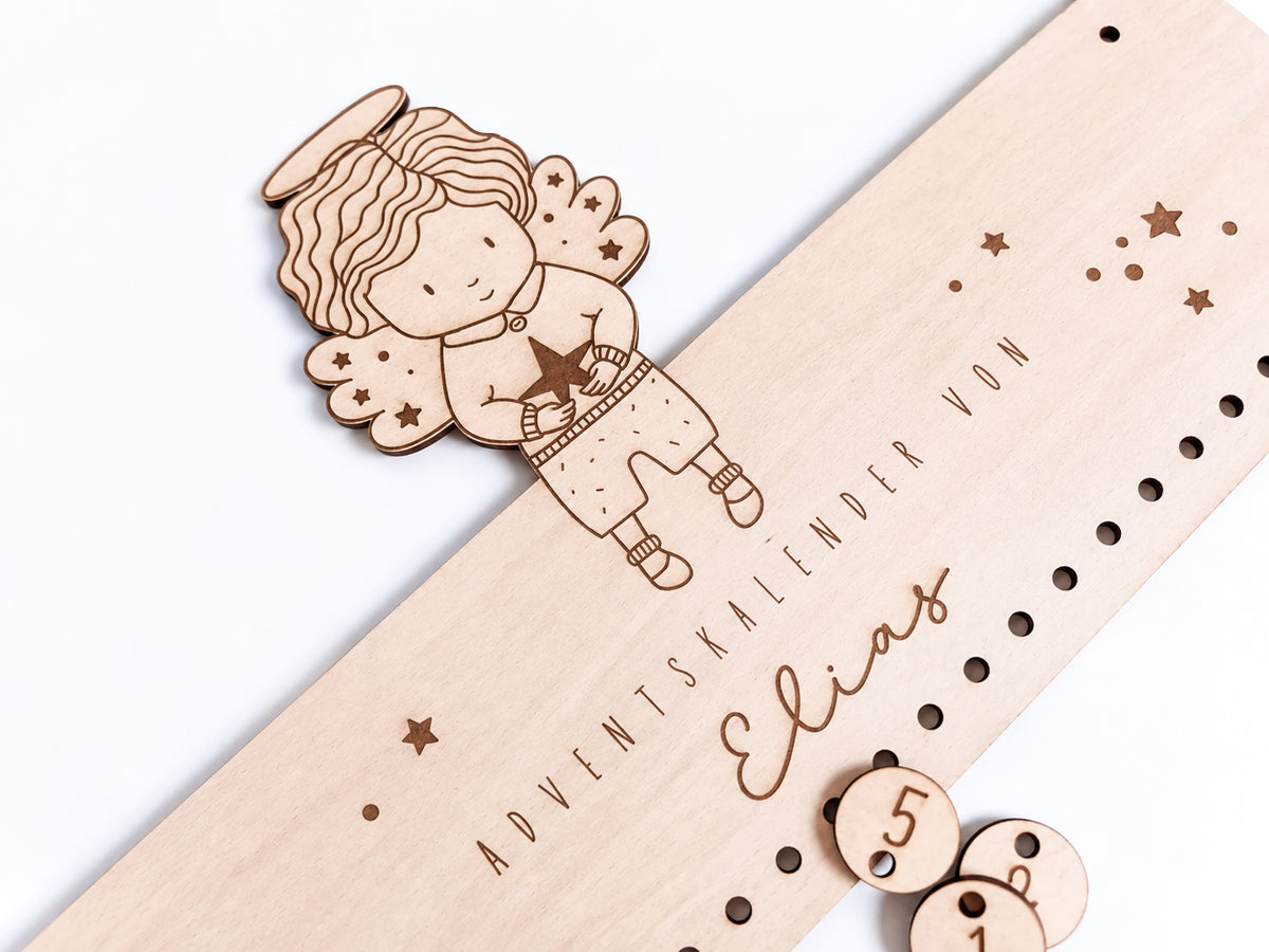 Personalisierter Adventskalender aus Holz für Kinder mit Engel, Wunschname und 24 nummerierten Säckchen zum Befüllen. Das gravierte Holzschild mit Sternen und Engelmotiv hängt als Weihnachtsdeko an der Wand. Individueller Adventskalender mit Name für Mädchen und Jungen, erhältlich in drei Varianten: als personalisiertes Holzschild, mit 24 Zahlenanhängern oder als Komplett-Set mit 24 Säckchen für kleine Überraschungen im Advent.