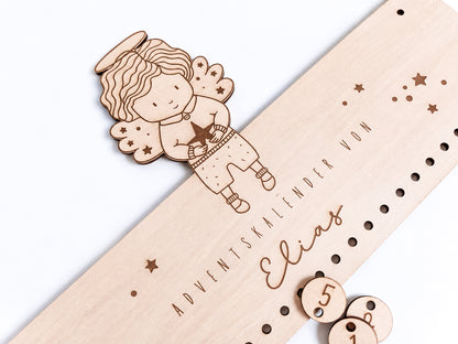 Personalisierter Adventskalender aus Holz für Kinder mit Engel, Wunschname und 24 nummerierten Säckchen zum Befüllen. Das gravierte Holzschild mit Sternen und Engelmotiv hängt als Weihnachtsdeko an der Wand. Individueller Adventskalender mit Name für Mädchen und Jungen, erhältlich in drei Varianten: als personalisiertes Holzschild, mit 24 Zahlenanhängern oder als Komplett-Set mit 24 Säckchen für kleine Überraschungen im Advent.