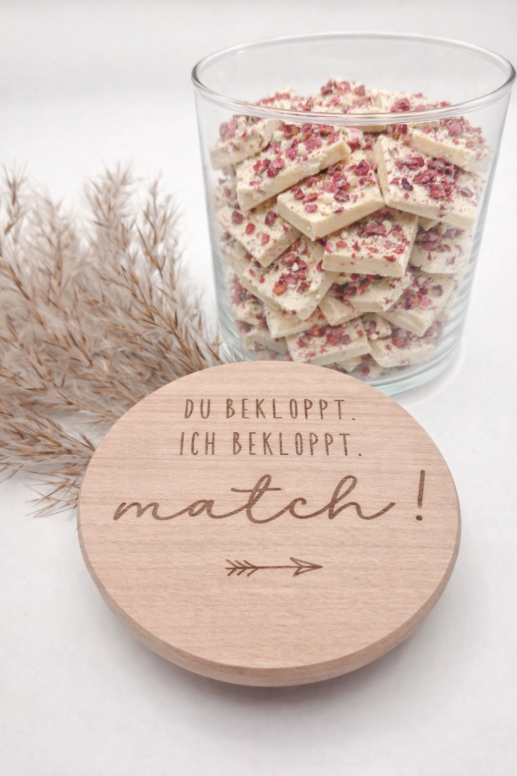 Geschenkglas aus hochwertigem Glas mit Buchenholzdeckel und Lasergravur „Du bekloppt. Ich bekloppt. Match!“. Lustiges Geschenk für Paare, Valentinstag Geschenk, Geschenk für Freund oder Freundin, Herzensmensch Geschenk oder Freundschaftsgeschenk. Modernes skandinavisches Design, natürlich und zeitlos. Ideal als Deko Glas zum Befüllen mit Süßigkeiten, Gutscheinen oder kleinen Botschaften. Handgemachtes Geschenk aus Holz, Süßigkeiten nicht enthalten.