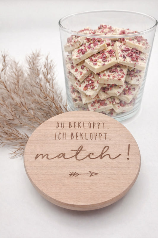 Geschenkglas aus hochwertigem Glas mit Buchenholzdeckel und Lasergravur „Du bekloppt. Ich bekloppt. Match!“. Lustiges Geschenk für Paare, Valentinstag Geschenk, Geschenk für Freund oder Freundin, Herzensmensch Geschenk oder Freundschaftsgeschenk. Modernes skandinavisches Design, natürlich und zeitlos. Ideal als Deko Glas zum Befüllen mit Süßigkeiten, Gutscheinen oder kleinen Botschaften. Handgemachtes Geschenk aus Holz, Süßigkeiten nicht enthalten.