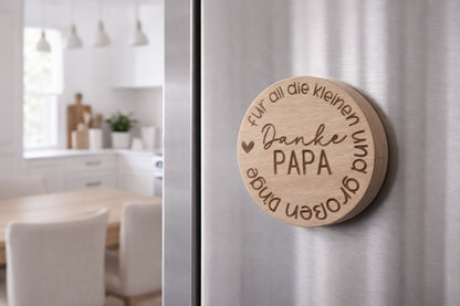 Magnetischer Flaschenöffner Papa aus Holz mit Gravur Danke Papa für all die kleinen und großen Dinge, perfektes Vatertagsgeschenk, Geschenk Papa, bester Papa Geschenkidee, Geschenk Vatertag, Papa Geschenk Geburtstag, Geschenk für Papa, Vater Geschenk Flaschenöffner, Papa Flaschenöffner mit Magnet für Kühlschrank, vatertag flaschenöffner personalisiert, hochwertiger Holz Flaschenöffner Papa, kleines Geschenk große Bedeutung, liebevolles Geschenk Vater, modernes Skandi Design Küche Accessoire