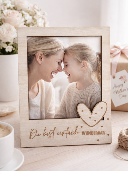 Personalisierter Bilderrahmen aus Holz mit Gravur Du bist einfach wunderbar, emotionales Geschenk für Mama, Muttertag, Geburtstag oder Weihnachten. Moderner Holzrahmen im Skandi Stil mit Herz Detail als Geschenk für Mutter, Oma, Bonusmama oder Herzensmensch. Dekorativer Fotorahmen aus Holz für persönliche Erinnerungen und Familienfotos. Liebevolles Muttertagsgeschenk mit Gravur, Fotogeschenk für Mama, Geschenkidee für Frauen und Familie.