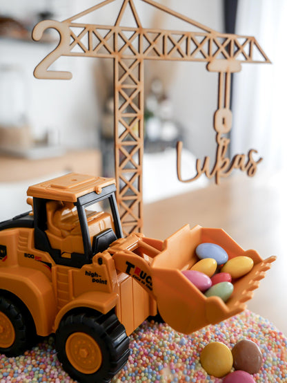 Cake topper zum Geburtstag mit Kran aus Holz, personalisierte Torten Dekoration , personalisierbar mit Namen und Alter perfekt als Geschenk