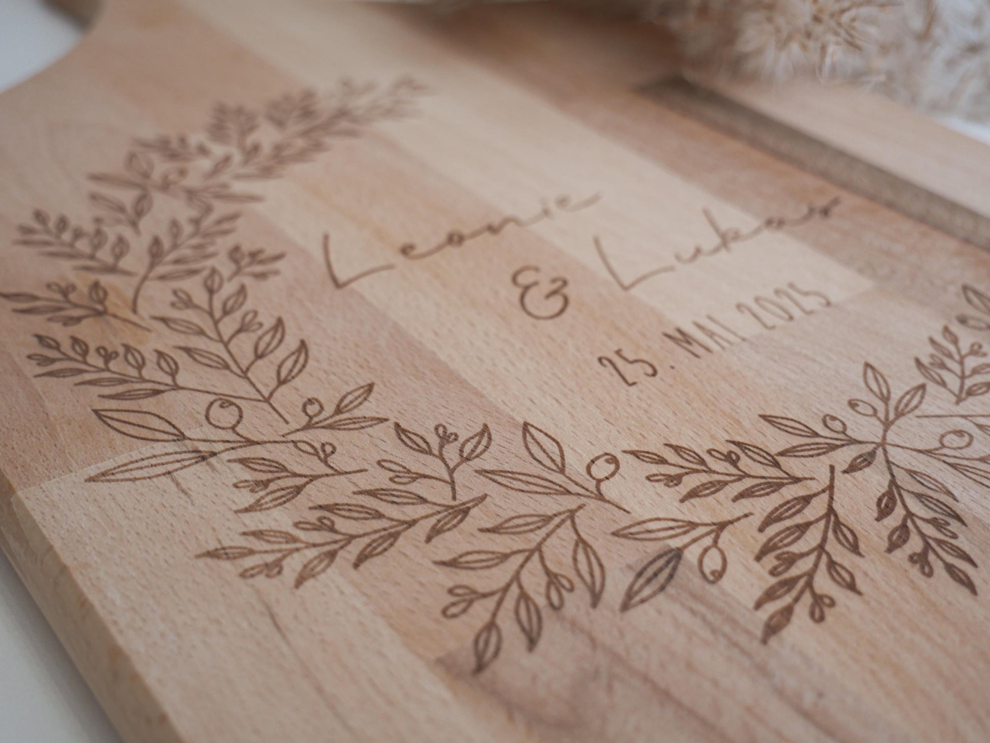 Hochzeitsgeschenk Brettchen aus Buche personalisiert als minimalistisches Hochzeitsgeschenk, Geldgeschenk oder als Hochzeitsbrett Andenken