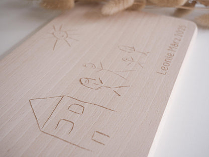 Frühstücksbrett mit Kinderzeichnung als personalisiertes Geschenk zum Vatertag, Muttertag oder für Oma und Opa, liebevolle Erinnerung