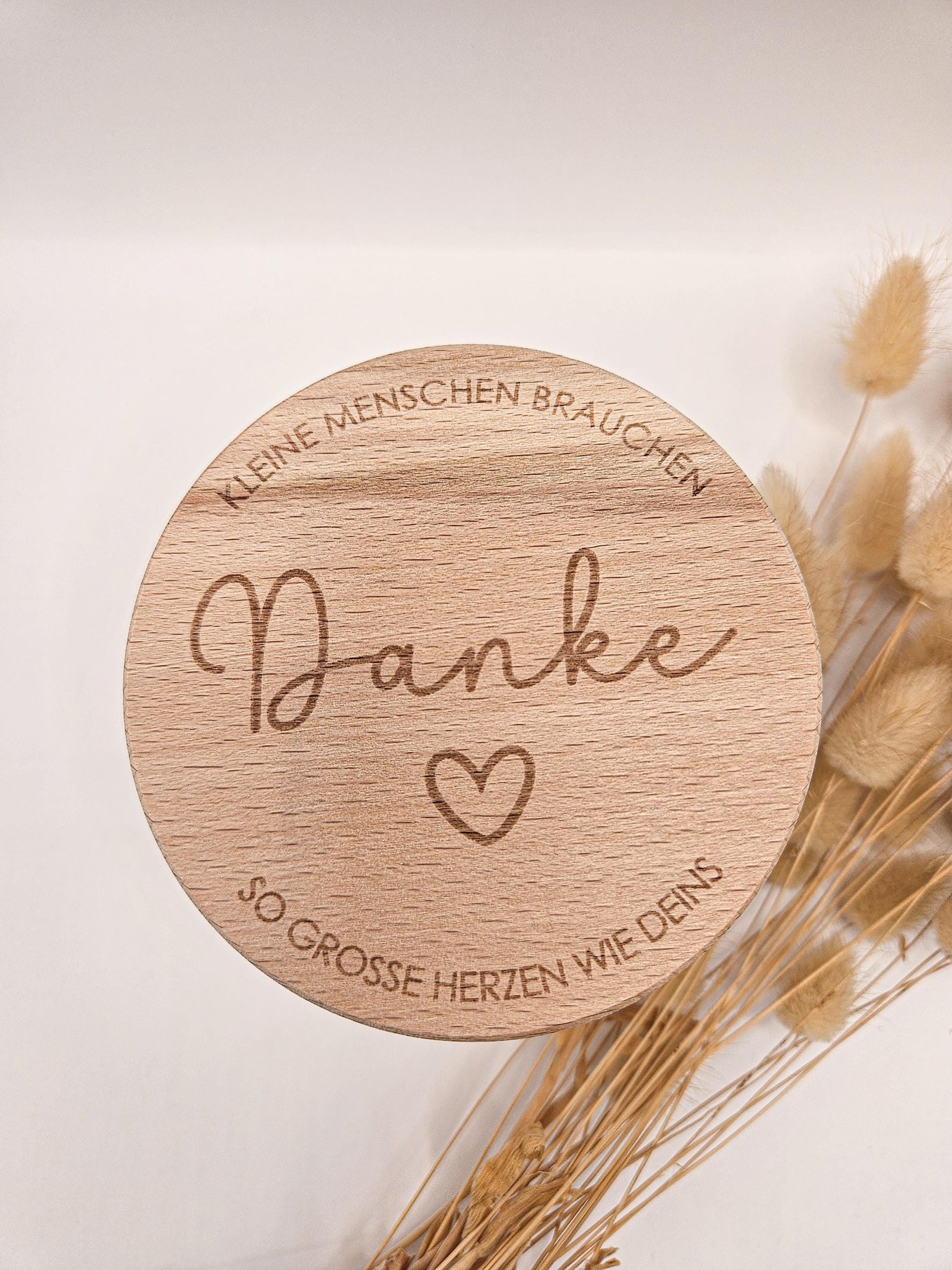 Erzieherin Geschenk Vorratsglas mit Gravur: kleine Menschen brauchen so große Herzen wie deins – Geschenk zum Muttertag, Geburtstag, Hebamme