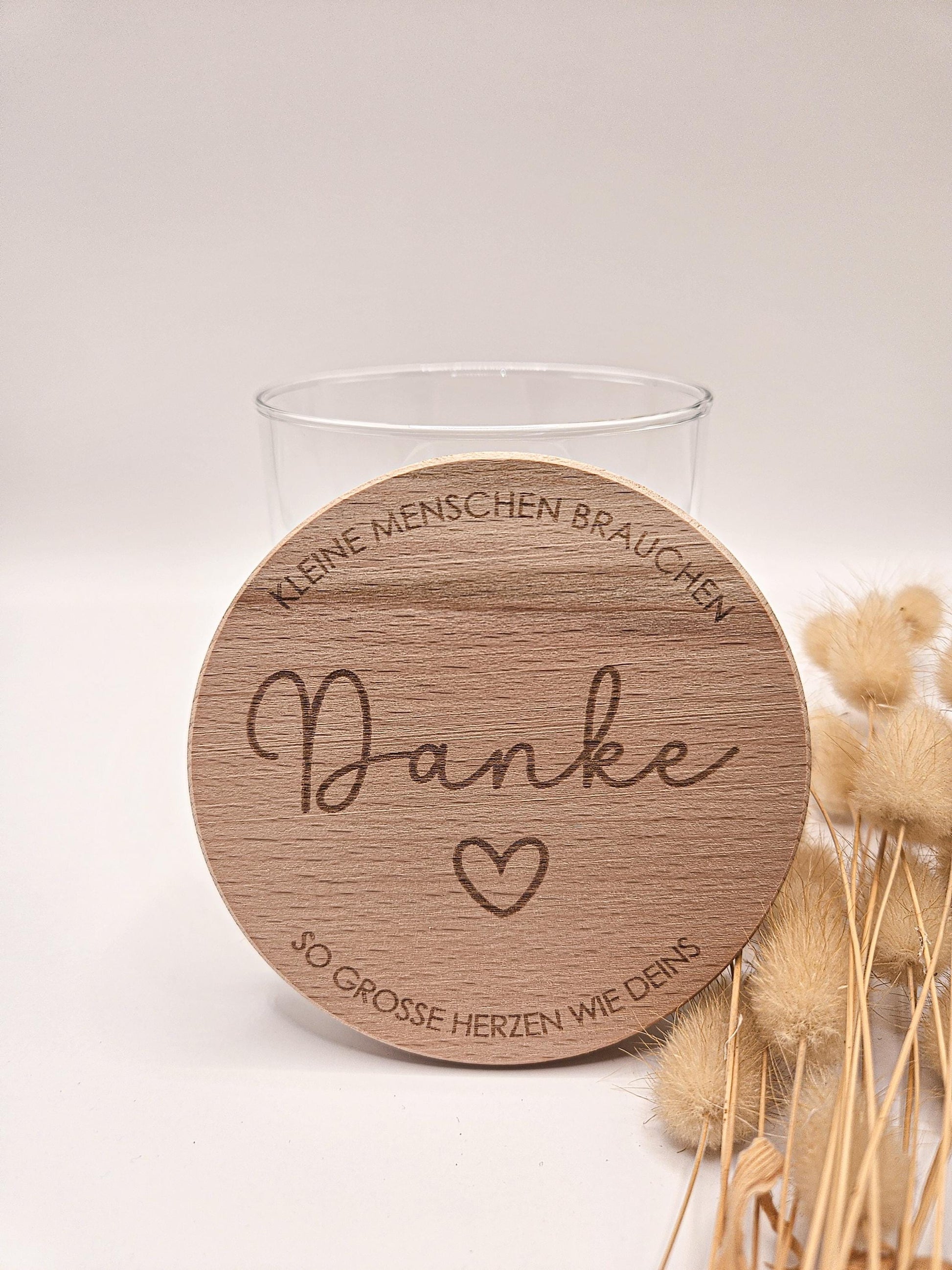 Erzieherin Geschenk Vorratsglas mit Gravur: kleine Menschen brauchen so große Herzen wie deins – Geschenk zum Muttertag, Geburtstag, Hebamme