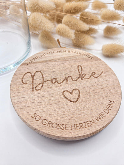 Erzieherin Geschenk Vorratsglas mit Gravur: kleine Menschen brauchen so große Herzen wie deins – Geschenk zum Muttertag, Geburtstag, Hebamme