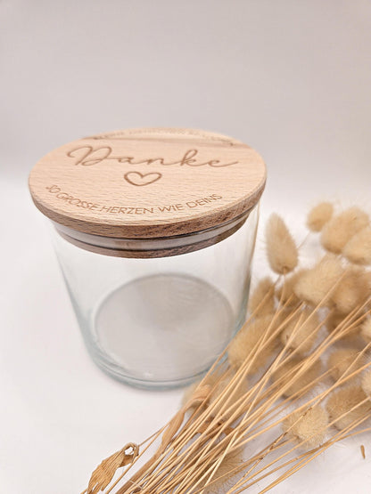 Erzieherin Geschenk Vorratsglas mit Gravur: kleine Menschen brauchen so große Herzen wie deins – Geschenk zum Muttertag, Geburtstag, Hebamme