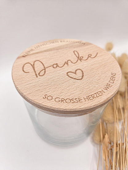 Erzieherin Geschenk Vorratsglas mit Gravur: kleine Menschen brauchen so große Herzen wie deins – Geschenk zum Muttertag, Geburtstag, Hebamme