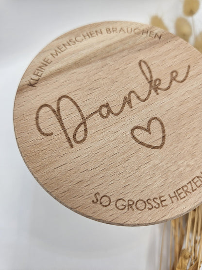 Erzieherin Geschenk Vorratsglas mit Gravur: kleine Menschen brauchen so große Herzen wie deins – Geschenk zum Muttertag, Geburtstag, Hebamme