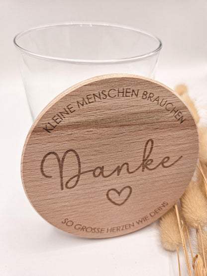Erzieherin Geschenk Vorratsglas mit Gravur: kleine Menschen brauchen so große Herzen wie deins – Geschenk zum Muttertag, Geburtstag, Hebamme