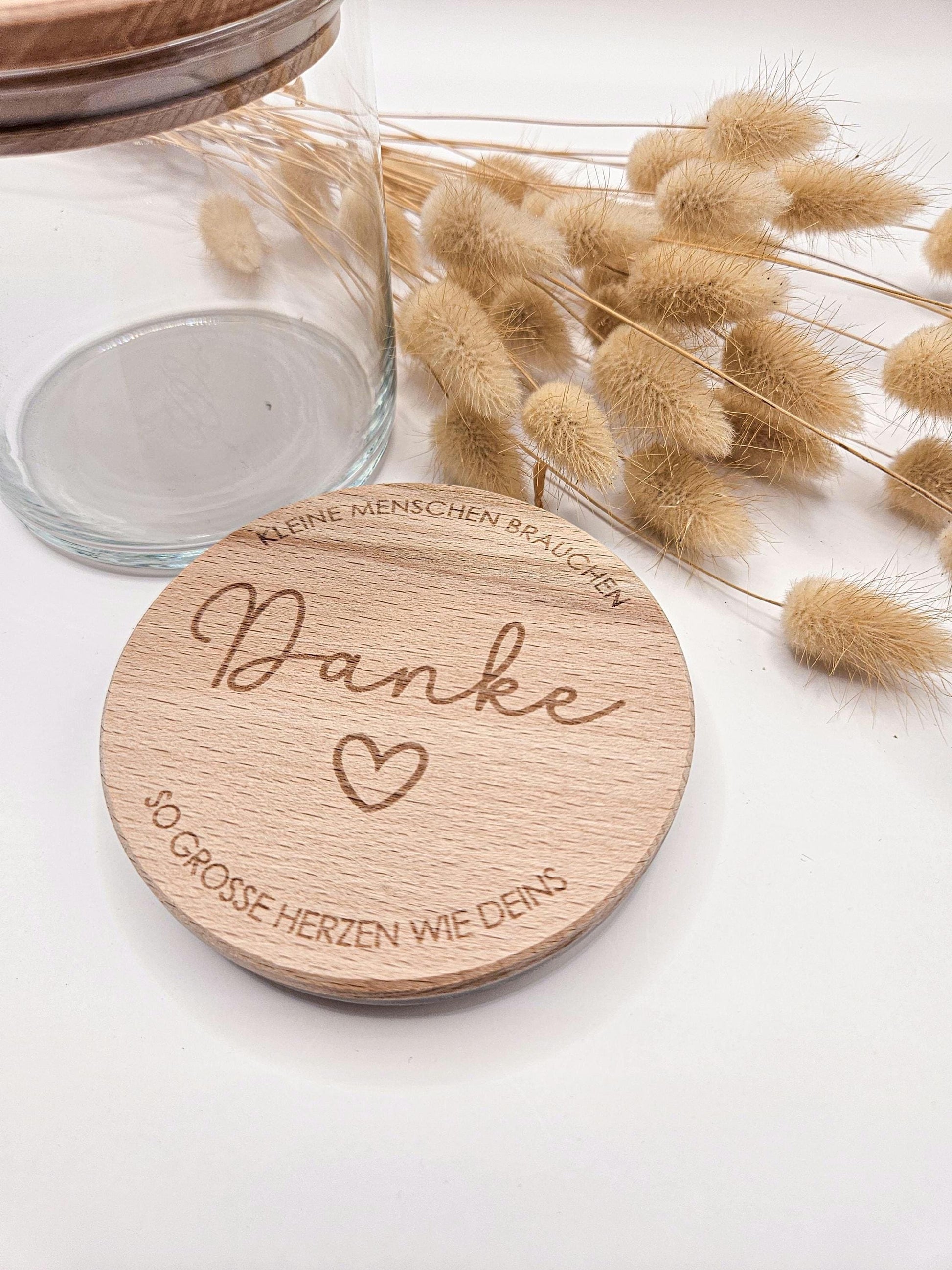 Erzieherin Geschenk Vorratsglas mit Gravur: kleine Menschen brauchen so große Herzen wie deins – Geschenk zum Muttertag, Geburtstag, Hebamme