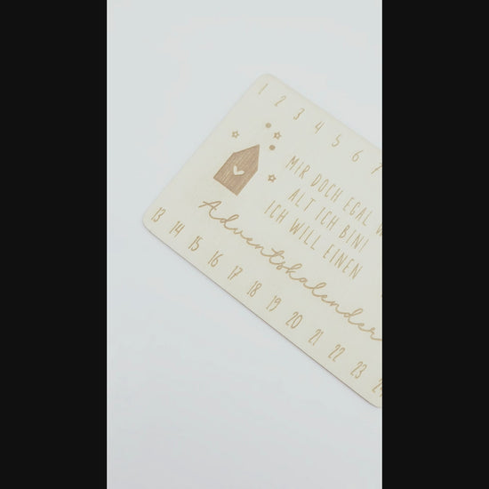 Holz Adventskalender Karte mit Gravur und Zahlen 1 bis 24 im Scandi-Design, nachhaltige Weihnachtsdeko mit kleiner Klammer zum Markieren der Adventstage.