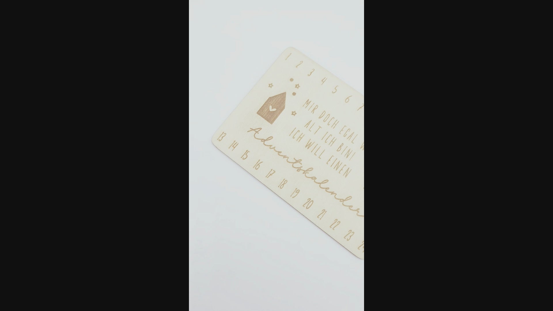 Holz Adventskalender Karte mit Gravur und Zahlen 1 bis 24 im Scandi-Design, nachhaltige Weihnachtsdeko mit kleiner Klammer zum Markieren der Adventstage.