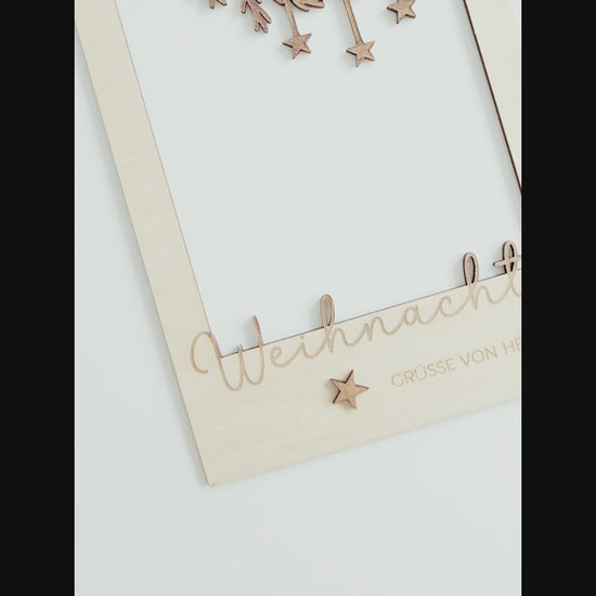 „Holz-Passepartout mit filigran gelasertem Zweig und hängenden Sternen – Weihnachtsrahmen im modernen skandinavischen Stil“