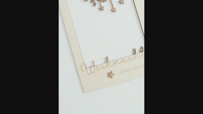 „Holz-Passepartout mit filigran gelasertem Zweig und hängenden Sternen – Weihnachtsrahmen im modernen skandinavischen Stil“