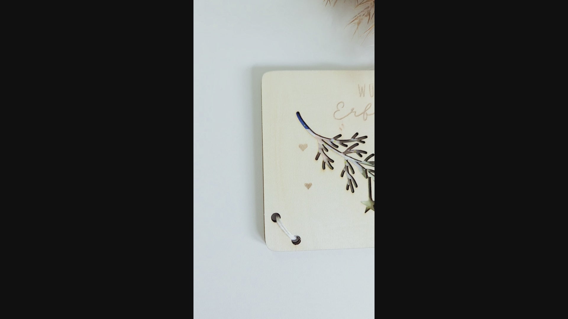 Scandi-Holzkarte mit filigranem Zweig und Sternen-Lasercut – Weihnachtskarte für Geldgeschenke.