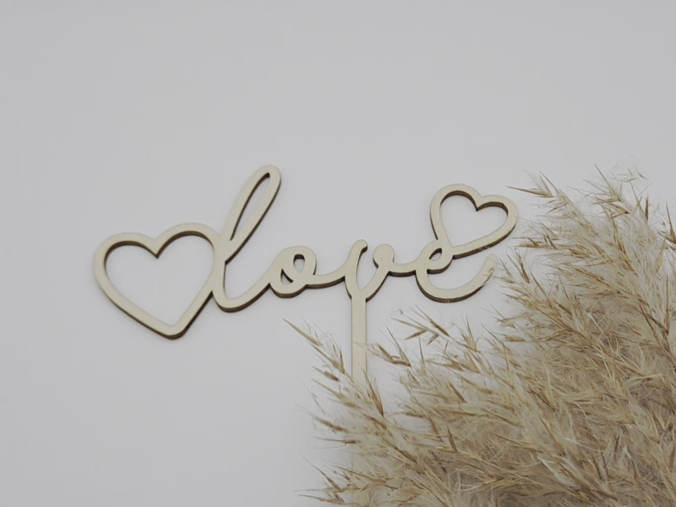 Blumenstrauß-Stecker „love“ aus Holz mit Herz, hochwertiger Blumen Topper Holz für Trockenblumen und frische Blumensträuße, moderne Blumendeko aus Holz im Scandi Stil, minimalistische Blumenstrauß Deko für Valentinstag, Hochzeit, Verlobung, Jahrestag und Muttertag, liebevolle Geschenkidee für Herzensmenschen, Holz Blumenstecker handgefertigt, nachhaltige Holzdeko, Blumen Geschenk mit Herz, dekorativer Blumen Topper von Leo&Lu