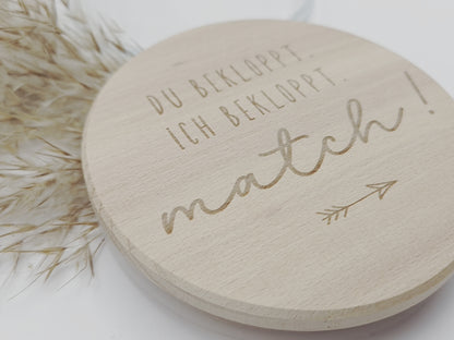 Geschenkglas aus hochwertigem Glas mit Buchenholzdeckel und Lasergravur „Du bekloppt. Ich bekloppt. Match!“. Lustiges Geschenk für Paare, Valentinstag Geschenk, Geschenk für Freund oder Freundin, Herzensmensch Geschenk oder Freundschaftsgeschenk. Modernes skandinavisches Design, natürlich und zeitlos. Ideal als Deko Glas zum Befüllen mit Süßigkeiten, Gutscheinen oder kleinen Botschaften. Handgemachtes Geschenk aus Holz, Süßigkeiten nicht enthalten.