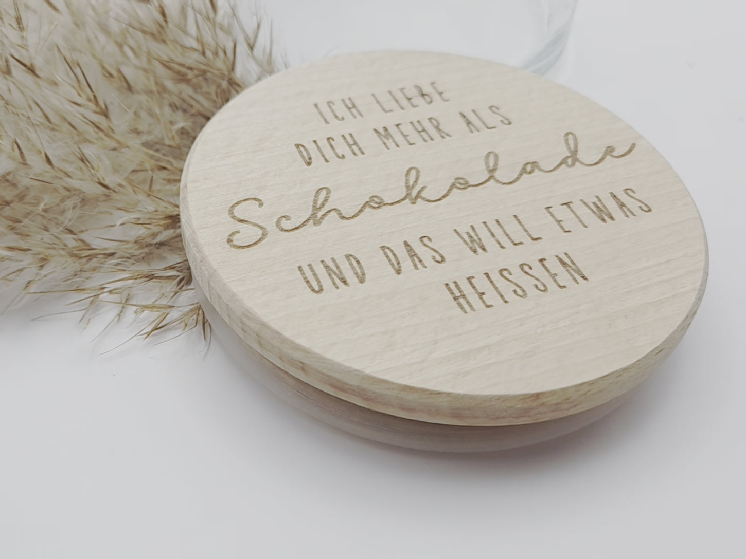 geschenkglas holzdeckel, geschenk valentinstag, romantisches geschenk, geschenk für partner, geschenk für freundin, geschenk für freund, liebevolles geschenk mit spruch, graviertes glas, schokoladen geschenk glas, jahrestag geschenk idee, nachhaltiges geschenk, dekoratives glas, scandi geschenk, geschenk für herzensmenschen, personalisierte geschenkidee ohne süßigkeiten