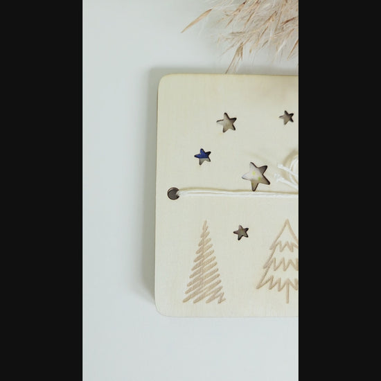 „Wunsch-Erfüller Holzkarte aus hellem Holz mit Tannenbaum-Gravur und Stern-Ausstanzungen – Weihnachts-Geldgeschenk im Scandi-Stil.“