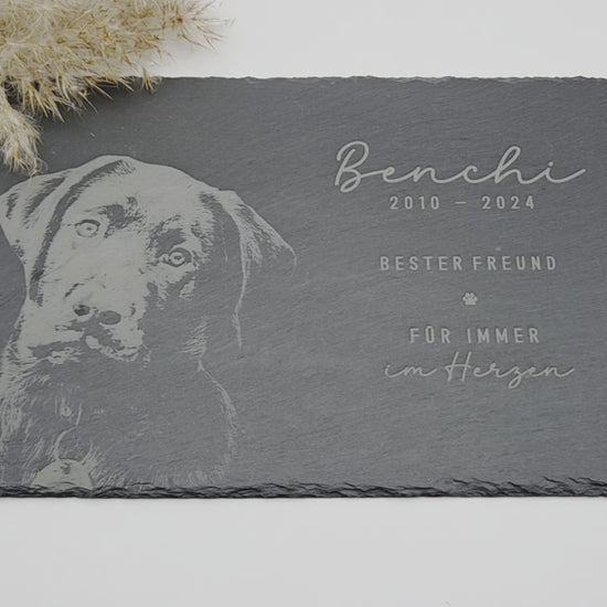 Personalisierte Gedenkplatte für Haustiere aus echtem Naturschiefer mit Foto Gravur. Hochwertige Schieferplatte als Tier Gedenkstein und Grabplatte für Hund oder Katze, lasergraviert mit Haustierfoto, Name, Geburtsdatum, Sterbedatum und zwei individuellen Sprüchen. Natürliche Bruchkante, langlebig, UV- und wetterbeständig. Kein Druck, sondern dauerhafte Gravur im Stein. Ideal als Haustier Gedenkstein, Trauergeschenk und Erinnerung an ein verstorbenes Haustier.