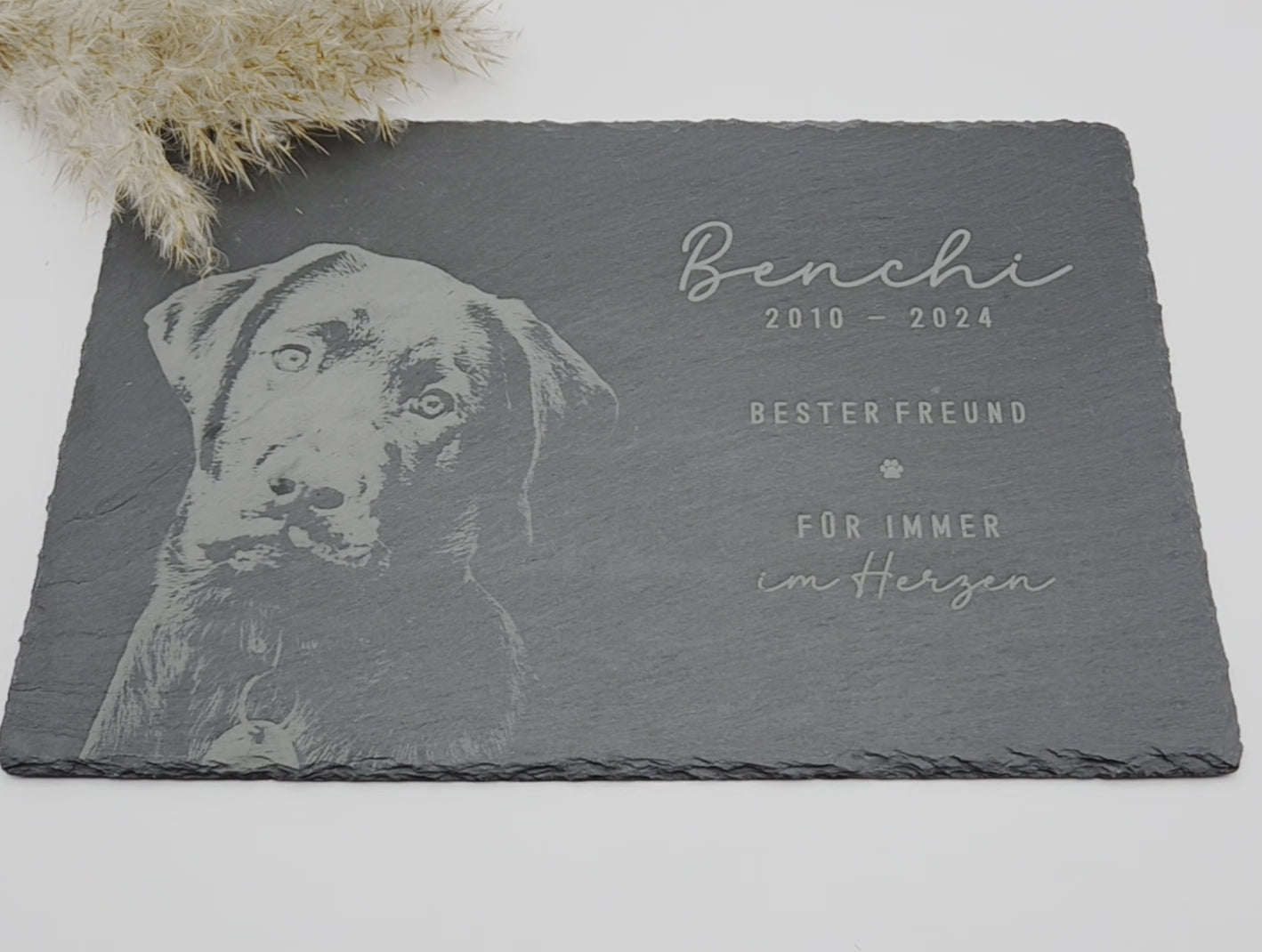 Personalisierte Gedenkplatte für Haustiere aus echtem Naturschiefer mit Foto Gravur. Hochwertige Schieferplatte als Tier Gedenkstein und Grabplatte für Hund oder Katze, lasergraviert mit Haustierfoto, Name, Geburtsdatum, Sterbedatum und zwei individuellen Sprüchen. Natürliche Bruchkante, langlebig, UV- und wetterbeständig. Kein Druck, sondern dauerhafte Gravur im Stein. Ideal als Haustier Gedenkstein, Trauergeschenk und Erinnerung an ein verstorbenes Haustier.