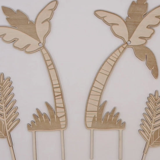 Cake Topper Faultier aus Holz im Dschungel Stil mit Palmen und Blättern als Tortendeko für Kindergeburtstag und Faultier Geburtstag. Moderner Caketopper im Skandi Look perfekt als Kuchenaufleger oder Tortenaufleger für Naked Cakes. Kombinierbar mit Schleich Faultier oder anderem Faultier Spielzeug für eine individuelle Sloth Party Decor Gestaltung. Animal Cake Topper für Dschungelparty, Baby Geburtstag oder Motto Party mit natürlichen Farben, Macarons und minimalistischer Tortendeko. Hochwertiger Cake Toppe