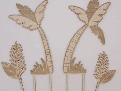 Cake Topper Faultier aus Holz im Dschungel Stil mit Palmen und Blättern als Tortendeko für Kindergeburtstag und Faultier Geburtstag. Moderner Caketopper im Skandi Look perfekt als Kuchenaufleger oder Tortenaufleger für Naked Cakes. Kombinierbar mit Schleich Faultier oder anderem Faultier Spielzeug für eine individuelle Sloth Party Decor Gestaltung. Animal Cake Topper für Dschungelparty, Baby Geburtstag oder Motto Party mit natürlichen Farben, Macarons und minimalistischer Tortendeko. Hochwertiger Cake Toppe