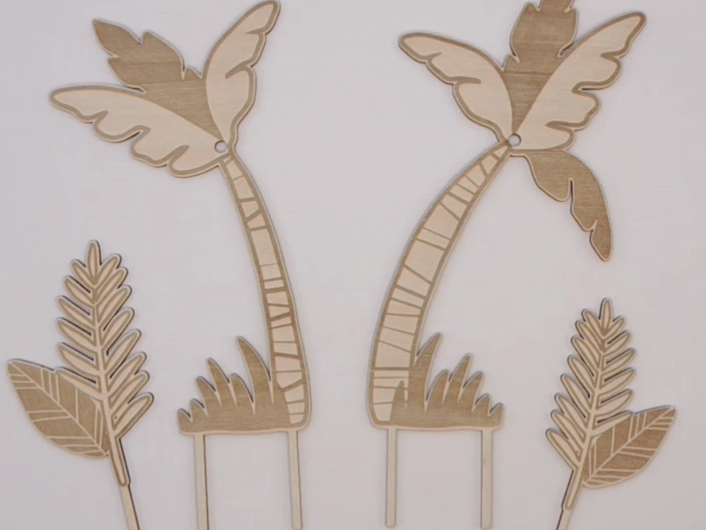 Cake Topper Faultier aus Holz im Dschungel Stil mit Palmen und Blättern als Tortendeko für Kindergeburtstag und Faultier Geburtstag. Moderner Caketopper im Skandi Look perfekt als Kuchenaufleger oder Tortenaufleger für Naked Cakes. Kombinierbar mit Schleich Faultier oder anderem Faultier Spielzeug für eine individuelle Sloth Party Decor Gestaltung. Animal Cake Topper für Dschungelparty, Baby Geburtstag oder Motto Party mit natürlichen Farben, Macarons und minimalistischer Tortendeko. Hochwertiger Cake Toppe