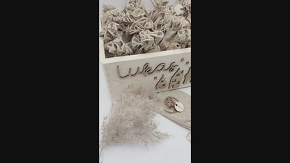 Personalisierte Adventskiste aus Holz mit 3D-Weihnachtsdorf, 24 Jutesäckchen und Zahlenanhängern im hellen skandinavischen Leo&Lu-Stil.