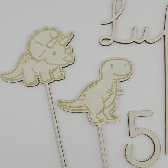 Dino Cake Topper personalisiert aus Holz mit Name und Alter für Dinosaurier Kindergeburtstag Junge. Tortendeko Dinosaurier Set mit Triceratops, T-Rex, Brachiosaurus und Stegosaurus, individueller Namensstecker und Zahl. Hochwertiger Holz Caketopper für Dino Party Deko, Geburtstagstorte Junge 3 4 5 6 Jahre, natürliche Tortendekoration für Naked Cake, Buttercremetorte oder Fondantkuchen. Personalisierte Geburtstagsdeko Holz kaufen bei leoundlu.de.