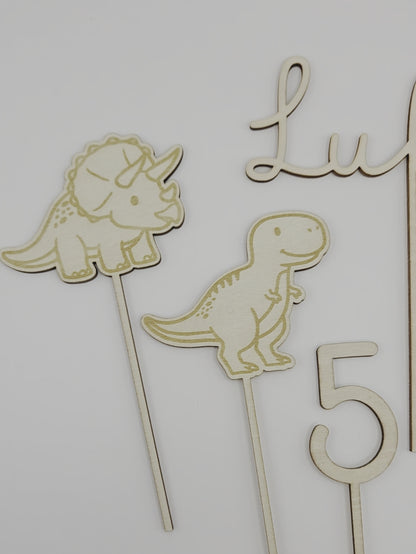 Dino Cake Topper personalisiert aus Holz mit Name und Alter für Dinosaurier Kindergeburtstag Junge. Tortendeko Dinosaurier Set mit Triceratops, T-Rex, Brachiosaurus und Stegosaurus, individueller Namensstecker und Zahl. Hochwertiger Holz Caketopper für Dino Party Deko, Geburtstagstorte Junge 3 4 5 6 Jahre, natürliche Tortendekoration für Naked Cake, Buttercremetorte oder Fondantkuchen. Personalisierte Geburtstagsdeko Holz kaufen bei leoundlu.de.