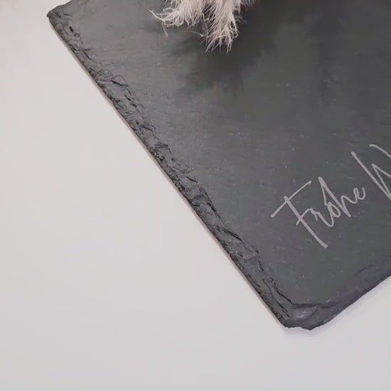 Schieferplatte mit Gravur „Frohe Weihnachten“ und Weihnachtsornamenten, 30×20 cm – Weihnachtsdeko aus Schiefer.