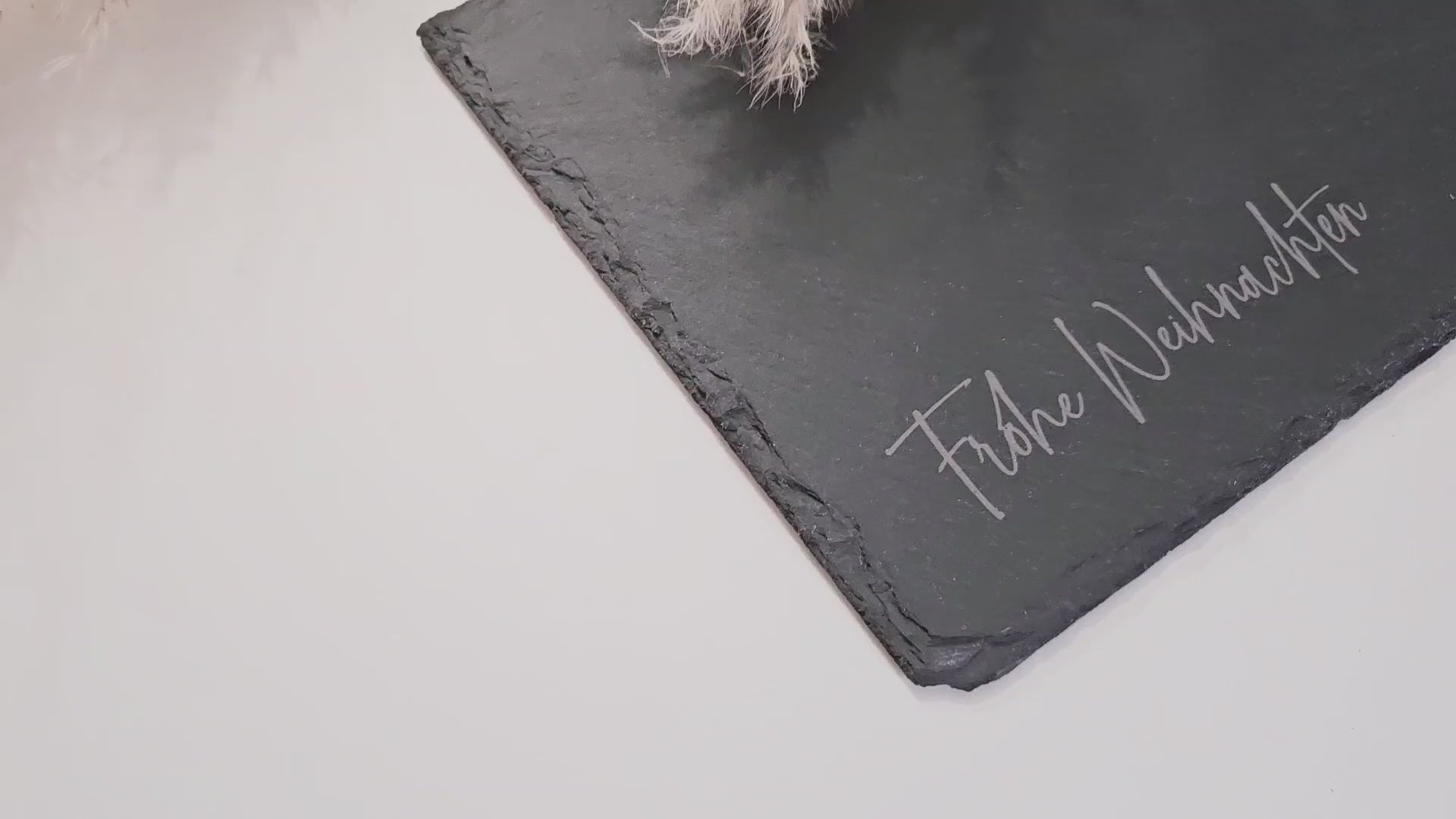 Schieferplatte mit Gravur „Frohe Weihnachten“ und Weihnachtsornamenten, 30×20 cm – Weihnachtsdeko aus Schiefer.