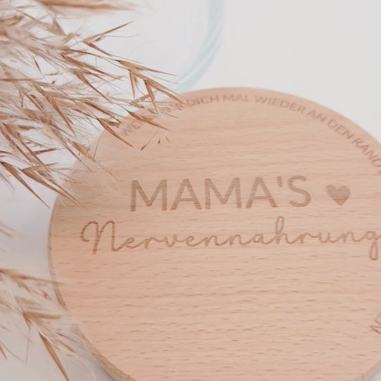 Geschenkglas Mama Nervennahrung mit Holzdeckel Gravur Mama Geschenk Muttertag Geschenkidee Mama Glas personalisiert modern skandi Glasdose mit Pralinen Schokolade Süßigkeiten Deko liebevoll minimalistisch Geschenk für Mama Geburtstag Geschenk Mutter Geschenkglas Glasbehälter mit Deckel Holz graviert Spruch Mama Geschenkidee Frau Freundin Mama Glas Aufbewahrung Küche Dekoglas modern hochwertig nachhaltig Geschenkidee Muttertag Geburtstag Mama Aufmerksamkeit kleine Geschenkidee Mama Love Geschenkglas skandina