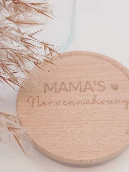Geschenkglas Mama Nervennahrung mit Holzdeckel Gravur Mama Geschenk Muttertag Geschenkidee Mama Glas personalisiert modern skandi Glasdose mit Pralinen Schokolade Süßigkeiten Deko liebevoll minimalistisch Geschenk für Mama Geburtstag Geschenk Mutter Geschenkglas Glasbehälter mit Deckel Holz graviert Spruch Mama Geschenkidee Frau Freundin Mama Glas Aufbewahrung Küche Dekoglas modern hochwertig nachhaltig Geschenkidee Muttertag Geburtstag Mama Aufmerksamkeit kleine Geschenkidee Mama Love Geschenkglas skandina