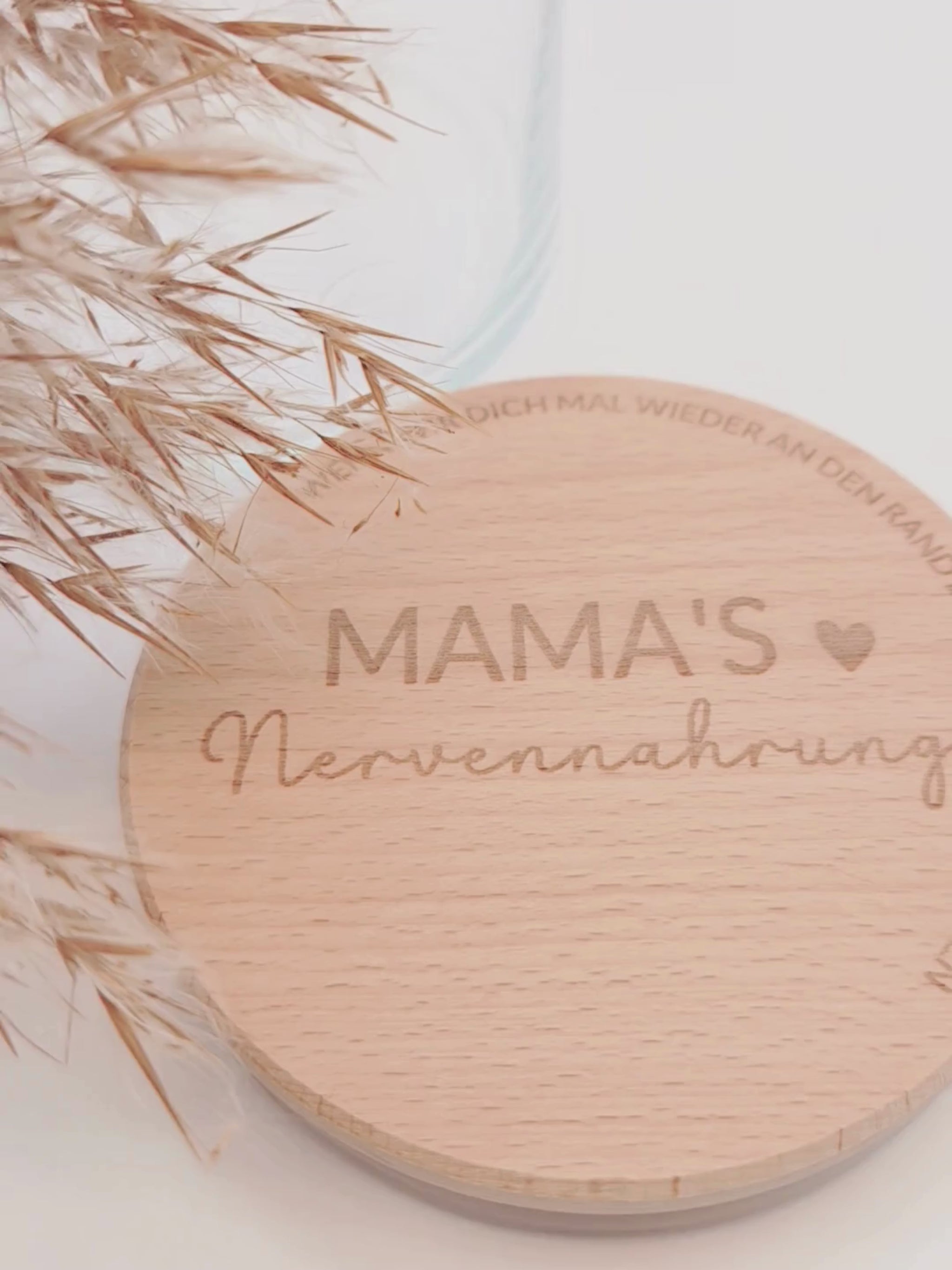 Geschenkglas Mama Nervennahrung mit Holzdeckel Gravur Mama Geschenk Muttertag Geschenkidee Mama Glas personalisiert modern skandi Glasdose mit Pralinen Schokolade Süßigkeiten Deko liebevoll minimalistisch Geschenk für Mama Geburtstag Geschenk Mutter Geschenkglas Glasbehälter mit Deckel Holz graviert Spruch Mama Geschenkidee Frau Freundin Mama Glas Aufbewahrung Küche Dekoglas modern hochwertig nachhaltig Geschenkidee Muttertag Geburtstag Mama Aufmerksamkeit kleine Geschenkidee Mama Love Geschenkglas skandina