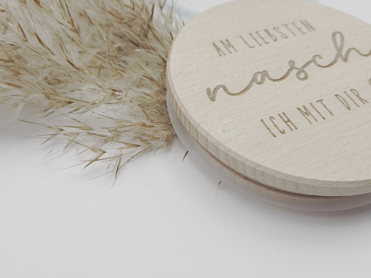 Personalisiertes Geschenkglas mit graviertem Holzdeckel als liebevolle Geschenkidee zum Valentinstag, Muttertag oder Vatertag