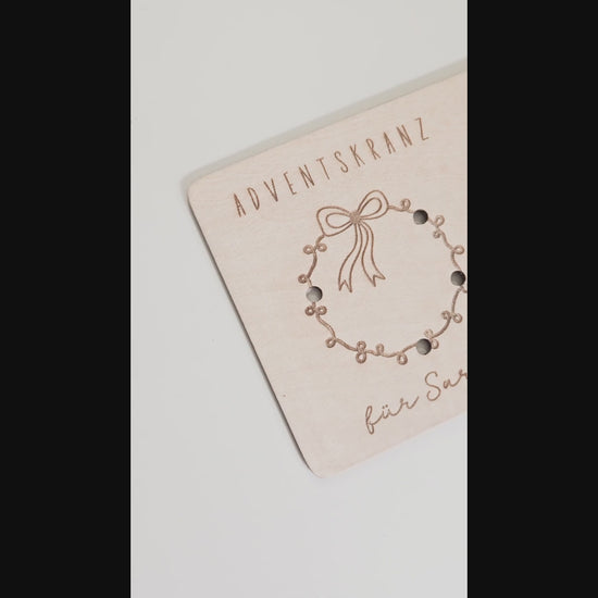 Mini-Adventskranz aus graviertem Holz mit Schleifenmotiv, personalisiert mit Name, inkl. vier weißen Kerzen – skandinavische Weihnachtsdeko.