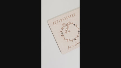 Mini-Adventskranz aus graviertem Holz mit Schleifenmotiv, personalisiert mit Name, inkl. vier weißen Kerzen – skandinavische Weihnachtsdeko.