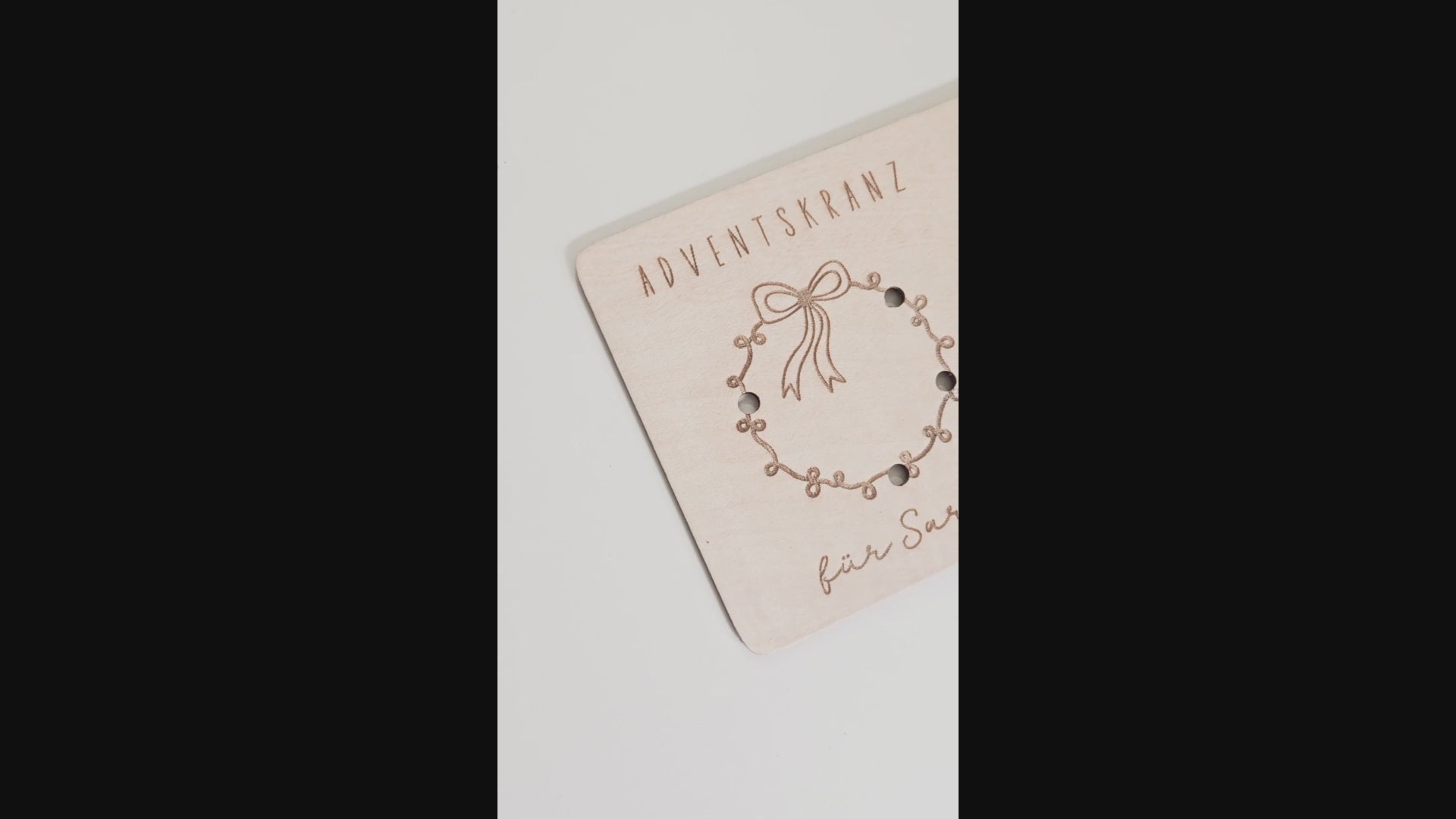 Mini-Adventskranz aus graviertem Holz mit Schleifenmotiv, personalisiert mit Name, inkl. vier weißen Kerzen – skandinavische Weihnachtsdeko.