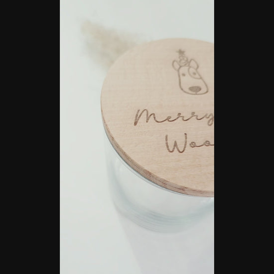 Weiße Leckerlidose für Hunde mit graviertem “Merry Woofmas”-Holzdeckel, weihnachtliches Hundegeschenk im skandinavischen Stil.