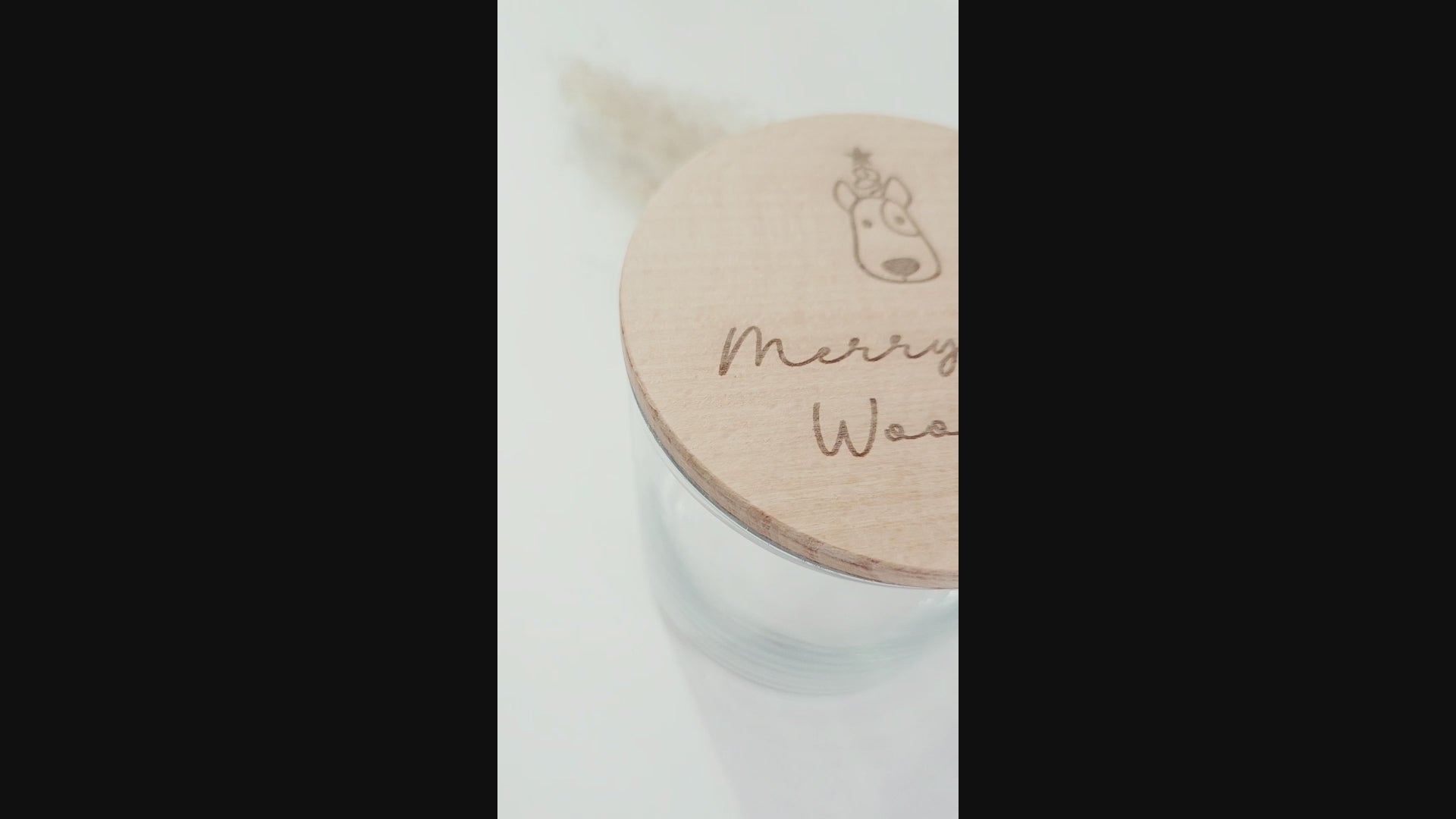 Weiße Leckerlidose für Hunde mit graviertem “Merry Woofmas”-Holzdeckel, weihnachtliches Hundegeschenk im skandinavischen Stil.