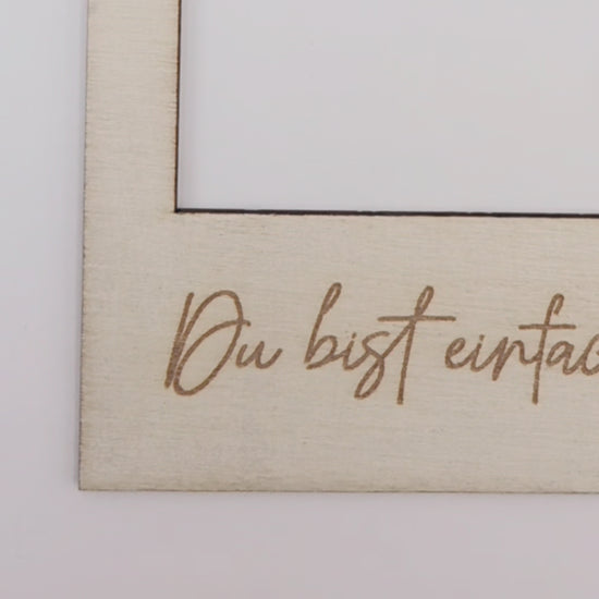 Personalisierter Bilderrahmen aus Holz mit Gravur Du bist einfach wunderbar, emotionales Geschenk für Mama, Muttertag, Geburtstag oder Weihnachten. Moderner Holzrahmen im Skandi Stil mit Herz Detail als Geschenk für Mutter, Oma, Bonusmama oder Herzensmensch. Dekorativer Fotorahmen aus Holz für persönliche Erinnerungen und Familienfotos. Liebevolles Muttertagsgeschenk mit Gravur, Fotogeschenk für Mama, Geschenkidee für Frauen und Familie.