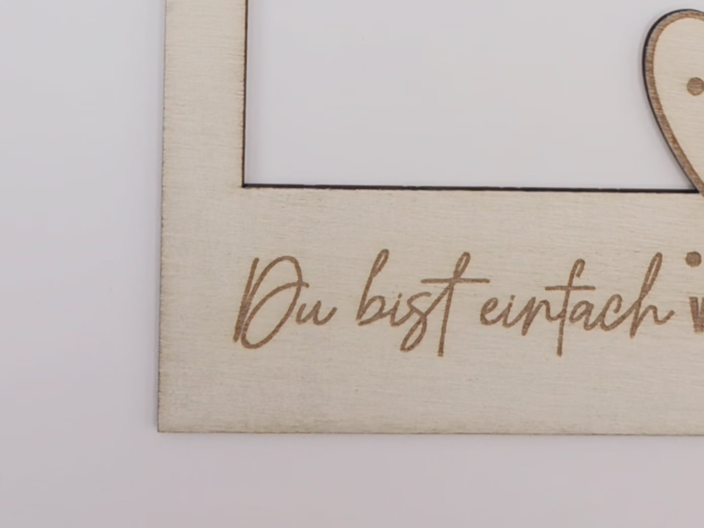 Personalisierter Bilderrahmen aus Holz mit Gravur Du bist einfach wunderbar, emotionales Geschenk für Mama, Muttertag, Geburtstag oder Weihnachten. Moderner Holzrahmen im Skandi Stil mit Herz Detail als Geschenk für Mutter, Oma, Bonusmama oder Herzensmensch. Dekorativer Fotorahmen aus Holz für persönliche Erinnerungen und Familienfotos. Liebevolles Muttertagsgeschenk mit Gravur, Fotogeschenk für Mama, Geschenkidee für Frauen und Familie.