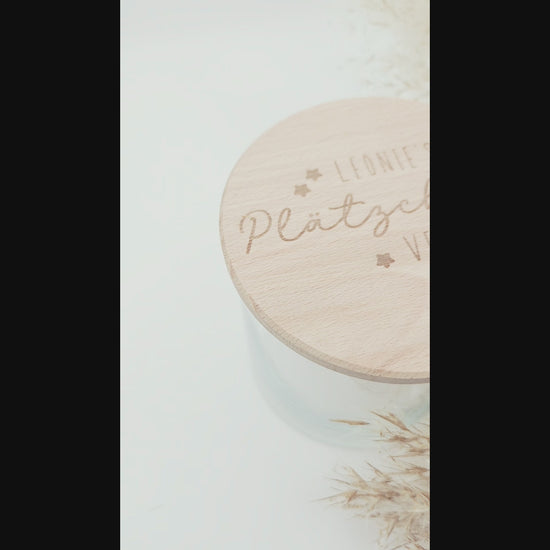 „Personalisierbares Plätzchenglas mit graviertem Holzdeckel ‚Leonie’s Plätzchenversteck‘, gefüllt mit Stern-Plätzchen – natürliches, helles Scandi-Design.“
